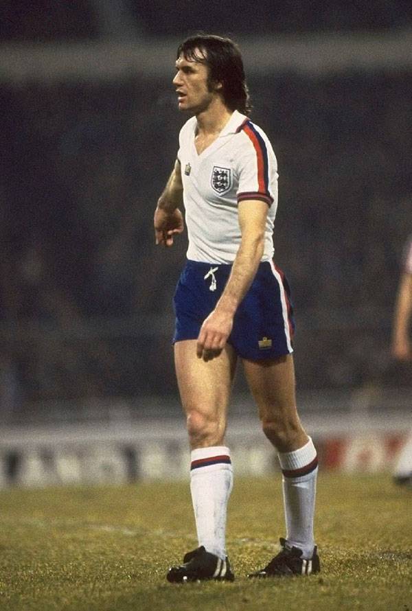 과거 잉글랜드 대표팀을 이끌었던 데이비드 왓슨(78)은 자신이 앓고 있는 알츠하이머병과 만성 외상성 뇌병증(CTE)의 원인으로 축구 경기 중 반복적으로 입은 머리 부상을 지목했다./사진=데일리메일