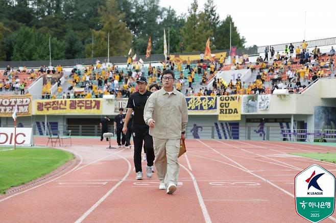 28일 안양종합운동장에서 열린 안양과 광주의 하나은행 K리그1 2025 31라운드. 이정효 광주 감독이 킥오프 전 벤치로 향하고 있다. 사진=프로축구연맹