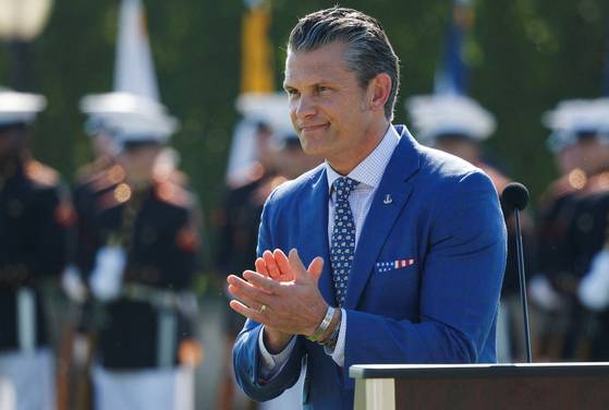 피트 헤그세스 미국 국방장관이 지난 19일(현지시간) 미국 워싱턴DC 펜타곤에서 열린 전쟁 포로 기념식에서 포로들을 기리는 행사에 참석한 모습. 로이터=연합뉴스