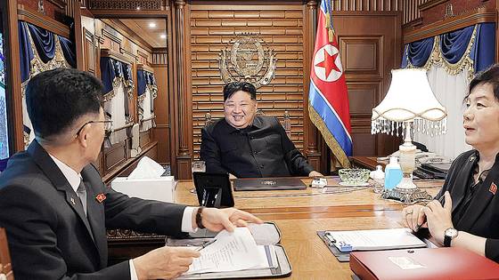 북한 노동당 기관지 노동신문은 2일 김정은 당 총비서가 중국 인민항일전쟁 및 세계반파쑈전쟁승리(전승절) 80주년 기념행사에 참석하기 위해 지난 1일 전용열차로 출발해 2일 새벽 국경을 통과했다고 보도했다. 뉴스1