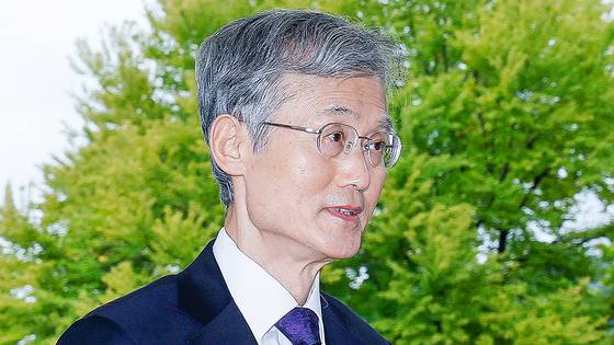 조희대 대법원장이 25일 오전 서울 서초구 대법원 청사에 도착해 출근하고 있다. 뉴스1