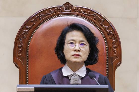 오경미 대법관이 3월 20일 서울 서초구 대법원에서 열린 성폭력 범죄의 처벌에 관한 특례법 위법(강간 등 치상) 등에 대한 전원 합의체 선고에 입장해 대기하고 있다. 연합뉴스