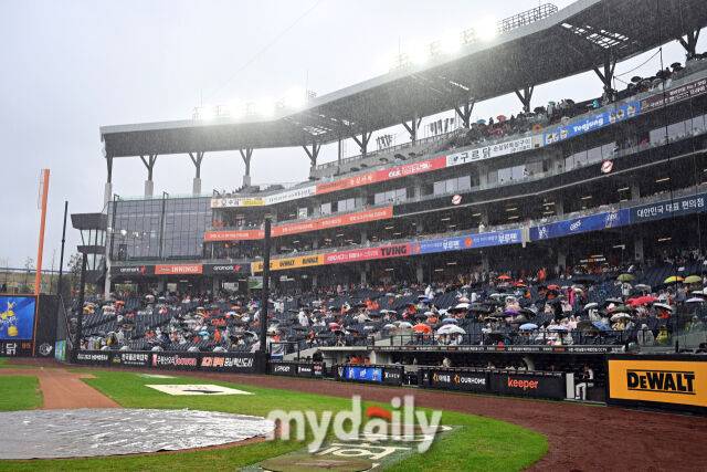 28일 대전 한화생명 볼파크 야구장에서 열린 '2025 신한 SOL BANK KBO리그' LG 트윈스와 한화 이글스 경기. 방수포 철수 후 다시 비가 내리는 한화 볼파크./대전 = 한혁승 기자