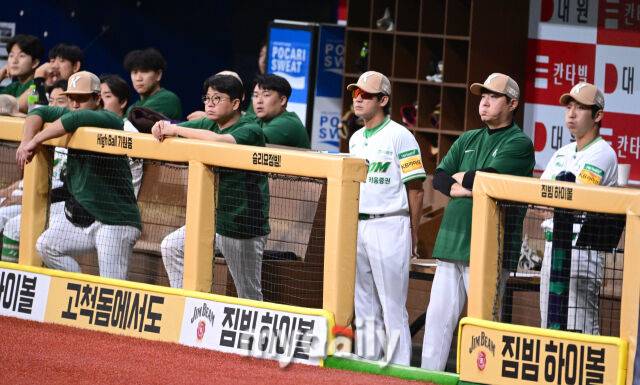 2025년 7월 23일 오후 서울 고척스카이돔에서 열린 '2025 신한 SOL뱅크 KBO 리그' 롯데 자이언츠와 키움 히어로즈의 경기. 키움 설종진 감독과 코치들, 그리고 선수들이 답답한 표정으로 경기를 지켜보고 있다./마이데일리