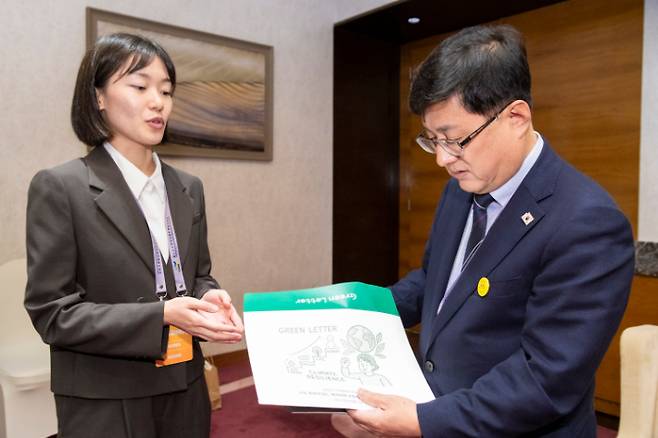 김성환 환경부 장관이 현지시간 27일 중국 옌타이에서 제26차 한·중·일 환경장관회의(TEMM) 청년포럼에 참여하는 한국 청년들과 만나 대화를 나누고 청년대표들의 정책 제안을 담은 그린레터를 전달받고 있다. 환경부 제공