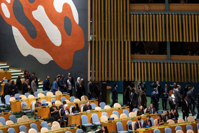 ▲26일(현지시간) 미국 뉴욕 유엔(UN)본부에서 열린 유엔총회에서 베냐민 네타냐후 이스라엘 총리의 연설을 앞두고 각국 대표단이 단체로 퇴장하고 있다. ⓒ로이터=연합뉴스