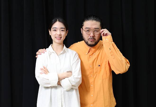 연극 ‘삼매경’에서 에너지넘치는 연기로 무대를 달군 국립극단 시즌단원 서유덕(오른쪽)과 홍지인. 두 배우는 “무대에 서는 순간이 가장 행복하다”는 마음으로 10월 신작 ‘안트로폴리스I’에서 다시 한 번 관객을 만난다. 남정탁 기자