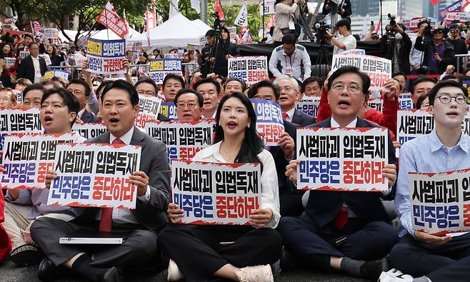 국민의힘 장동혁 대표와 송언석 원내대표를 비롯한 의원들과 당원들이 28일 서울 시청역 7, 8번 출구 앞 대로에서 열린 '사법파괴 입법독재 국민 규탄대회'에서 '사법파괴 입법독재 민주당은 중단하라'라고 적힌 손피켓을 들고 구호를 외치고 있다.