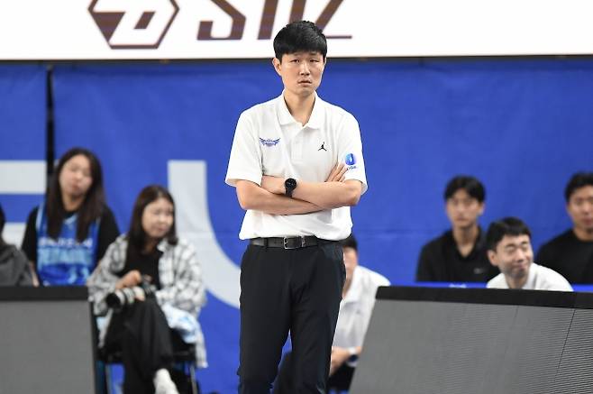 강혁 대구 한국가스공사 감독이 28일 대구체육관에서 열린 2025 프로농구 시범경기 현대모비스와의 홈경기에서 선수들을 바라보고 있다. KBL 제공