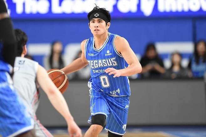 대구 한국가스공사 샘조세프 벨란겔이 28일 대구체육관에서 열린 2025 프로농구 시범경기 현대모비스와의 홈경기에서 드리블하고 있다. KBL 제공