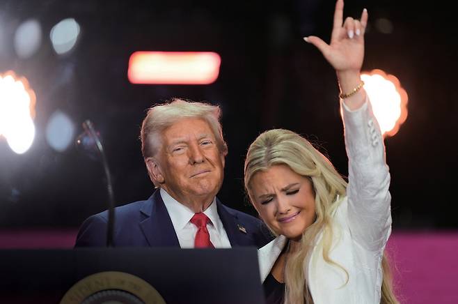 9월21일 애리조나주 글렌데일의 스테이트 팜 스타디움에서 열린 보수 활동가 찰리 커크의 추도식이 끝난 뒤, 도널드 트럼프 대통령(왼쪽)이 고인 찰리 커크의 아내 에리카 커크와 함께 서있다. ⓒAP 연합