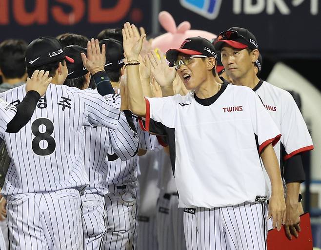 염경엽 LG 감독이 선수들과 손뼉을 마주치고 있다. 뉴시스