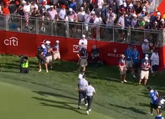 로리 매킬로이가 지난 27일 라이더컵 첫날 포볼 경기 도중 관중을 향해 왼손을 들어보이고 있다. SNS 캡처