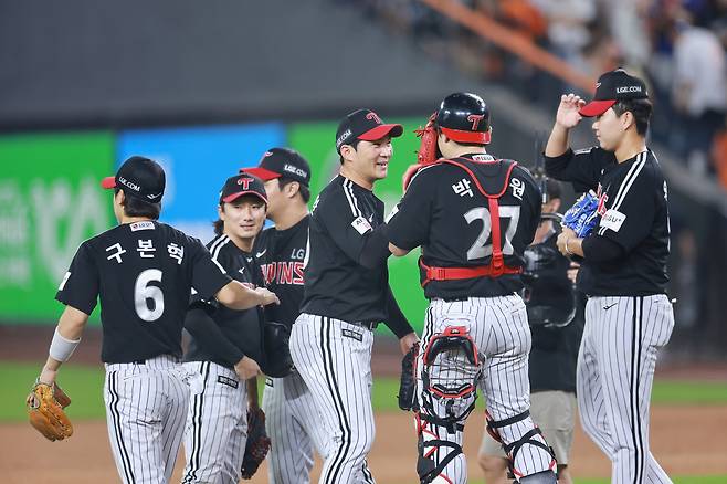 LG 선수들이 27일 대전 한화전 승리 뒤 하이파이브 하고 있다. 연합뉴스