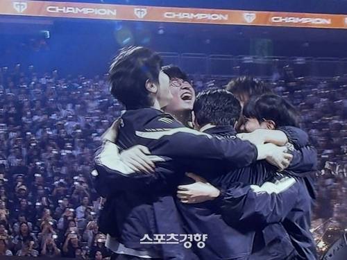 28일 인천 영종도 인스파이어 아레나에서 열린 ‘2025 LoL 챔피언스 코리아’ 결승전에서 젠지 선수들이 서로를 얼싸않고 우승의 기쁨을 나누고 있다. 영종도(인천)|조진호 기자