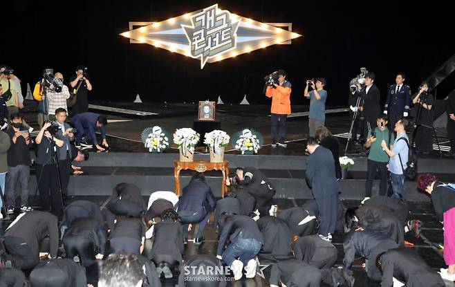 (서울=뉴스1) 김명섭 기자 = 28일 서울 영등포구 여의도 KBS 개그콘서트 녹화 세트장에서 열린 코미디언 고(故) 전유성의 노제에서 후배 코미디언들이 큰절을 하고 있다. 2025.9.28/뉴스1 Copyright (C) 뉴스1. All rights reserved. 무단 전재 및 재배포, AI학습 이용 금지. /사진=(서울=뉴스1) 김명섭 기자