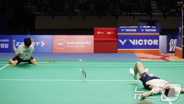 김원호(왼쪽)와 서승재가 우승을 확정한 뒤 기쁨의 세리머니를 펼치고 있다. /사진=뉴스1