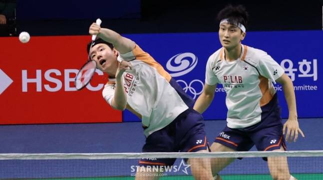 서승재(왼쪽)의 스매시를 김원호가 지켜보고 있다. /사진=김진경 대기자