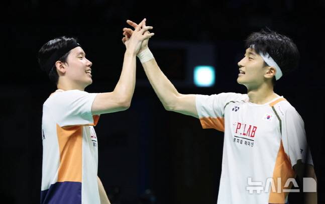 우승을 확정짓고 서승재(왼쪽)와 김원호가 하이파이브를 하고 있다. /사진=뉴시스