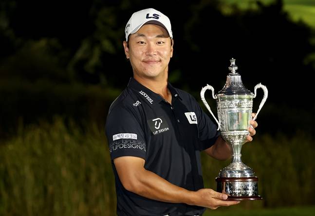 트로피를 들고 기념촬영을 하고 있는 전가람. /사진=KPGA