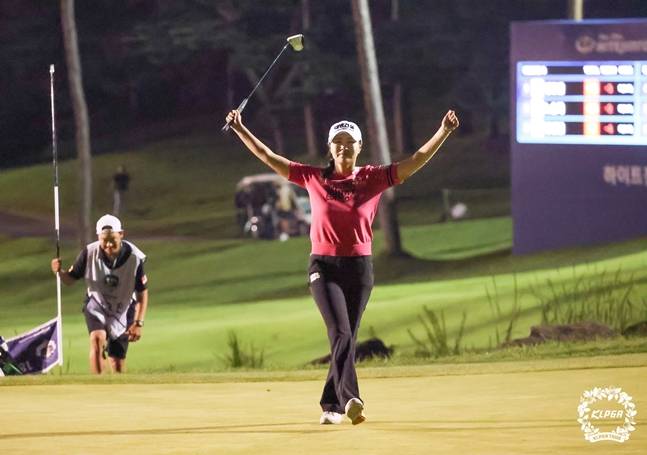 우승을 확정한 성유진이 환호하고 있다. /사진=KLPGA