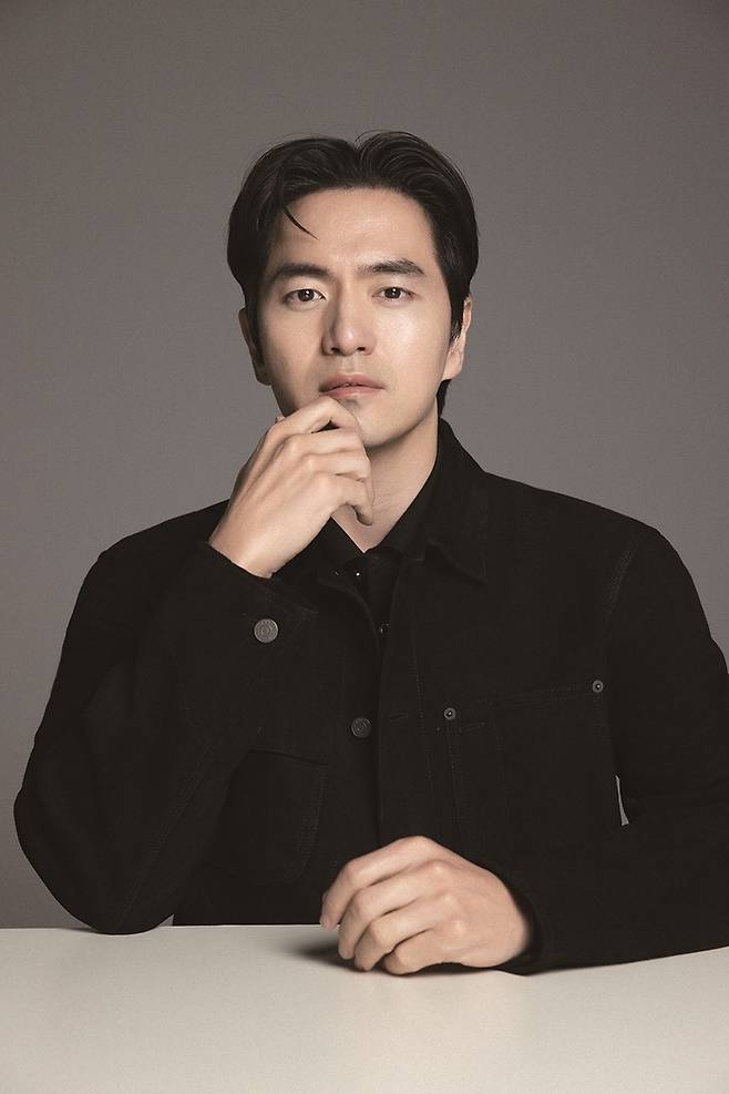 배우 이진욱이 호흡을 맞춘 후배 정채연에 대한 칭찬을 아끼지 않았다. 사진|BH엔터테인먼트