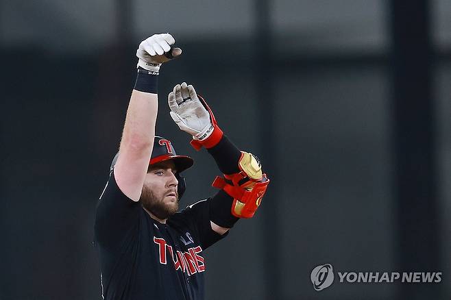 오스틴 이번에는 2루타 (대전=연합뉴스) 신현우 기자 = 27일 대전 한화생명 볼파크에서 열린 프로야구 2025 신한 SOL 뱅크 KBO리그 LG 트윈스와 한화 이글스의 경기.
8회초 2사 1루 LG 오스틴이 2루타를 치고 세리머니하고 있다. 2025.9.27 nowwego@yna.co.kr