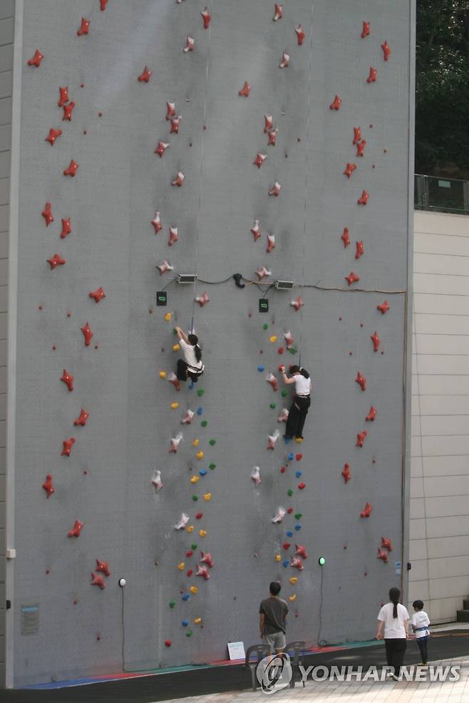 '산악영화도 보고 클라이밍도 즐기고' (울산=연합뉴스) 장영은 기자 = 주말 휴일인 27일 울산 울주군에서 열리는 국내 유일 국제산악영화제인 제10회 울산울주세계산악영화제가 개막 이틀째를 맞은 가운데 행사장에는 관람객 발길이 이어지고 있다. 사진은 영화제 행사장 옆 국제클라이밍장에서 클라이밍을 즐기는 모습. 2025.9.27 young@yna.co.kr