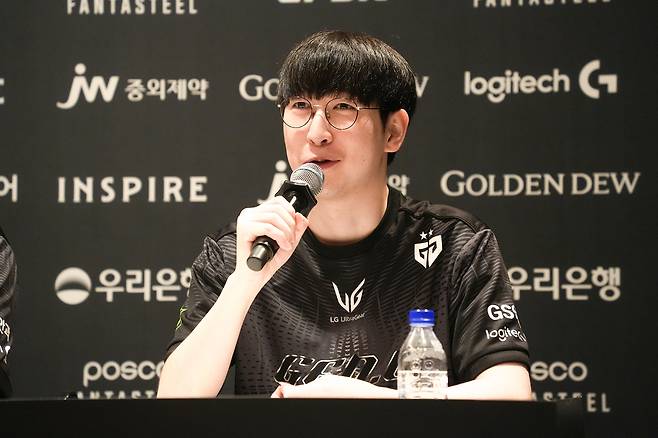 질문 답하는 '듀로' 주민규 (영종도=연합뉴스) 김주환 기자 = 젠지(Gen.G)의 서포터 '듀로' 주민규가 28일 인천 영종도 인스파이어 아레나에서 열린 2025 LCK 결승전 종료 후 인터뷰에서 질문에 답하고 있다. 2025.9.28 jujuk@yna.co.kr