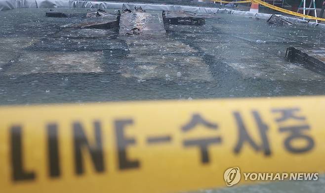 리튬이온 배터리 담긴 소화수조 (대전=연합뉴스) 신현우 기자 = 28일 대전 유성구 국가정보자원관리원 화재로 인해 불에 탄 리튬이온 배터리가 소화수조에 담겨 있다.
지난 26일 정부 전산시스템이 있는 국정자원에서 무정전·전원 장치(UPS)용 리튬이온배터리 화재가 발생해 정부 전산 서비스가 대규모로 마비된 바 있다. 2025.9.28 nowwego@yna.co.kr