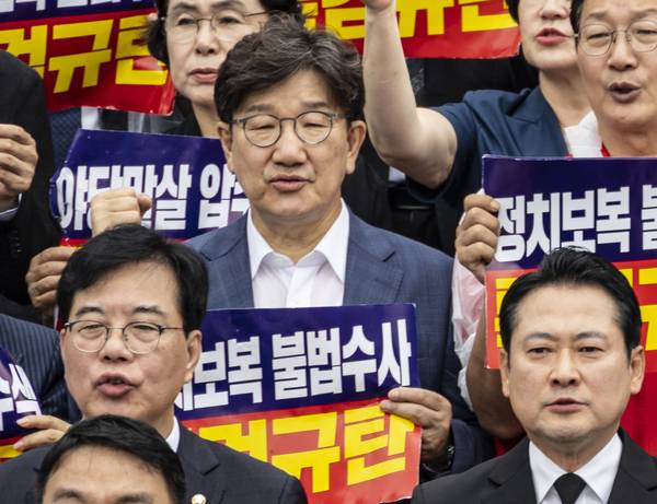 국민의힘 권성동 의원이 지난 4일 국회 본청 계단에서 열린 야당말살 정치탄압 특검수사 규탄대회에 참석해 구호를 외치고 있다. 2025.9.4 /연합뉴스