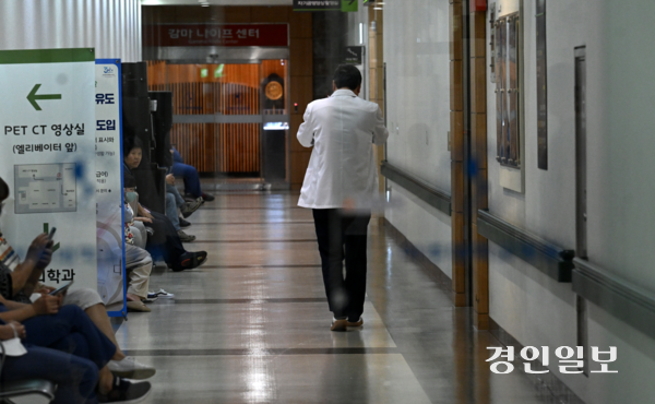 경기도 내 공중보건의사가 일반병보다 긴 복무 기간 탓에 매년 감소세를 보이면서 의료취약지역의 의료공백이 심화하고 있다. 사진은 기사 내용과 관련 없음. /경인일보DB