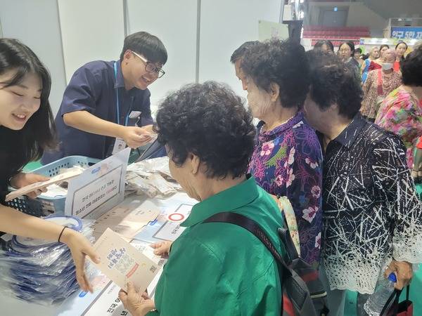 ▲ 청양군 사회복지의 날 기념식 및 사회복지박람회서 청소년전화 1388 홍보 아웃리치 캠페인 모습. 청양군청소년재단 제공