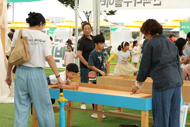 편백나무놀이터에서는 가족 단위 관광객들이 아이들과 함께 편백 원목으로 만들어진 장난감으로 놀이 활동을 즐겼다. 김정원 기자