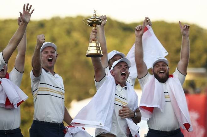 우승 트로피 들어 올리는 로리 매킬로이.(사진=AFPBBNews)