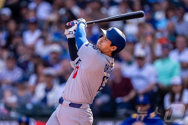 LA 다저스 오타니 쇼헤이가 29일(한국시간) 열린 2025 메이저리그 시애틀 매리너스전에서 개인 시즌 최다 55호 홈런을 터뜨렸다 ⓒ AFP=뉴스1