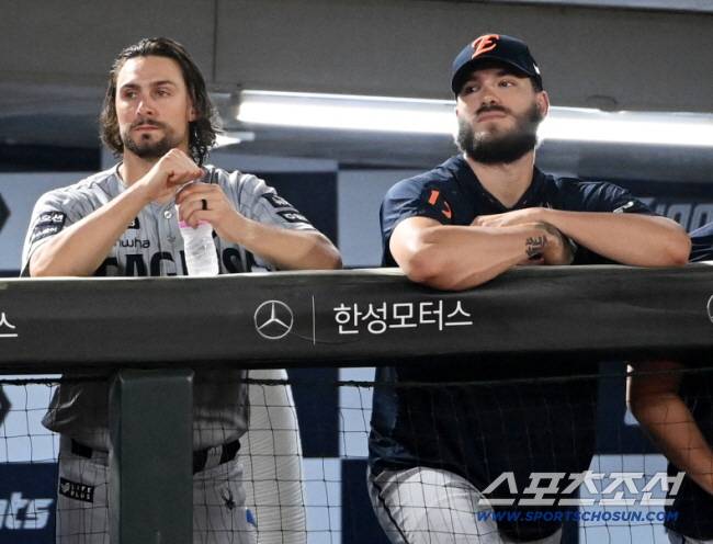 17일 부산 사직야구장에서 열린 한화와 롯데의 경기, 8이닝 3피안타 9탈삼진 무실점으로 경기를 마친 한화 와이스가 폰세와 함께 더그아웃에서 경기를 지켜보고 있다. 부산=허상욱 기자wook@sportschosun.com/2025.06.17/