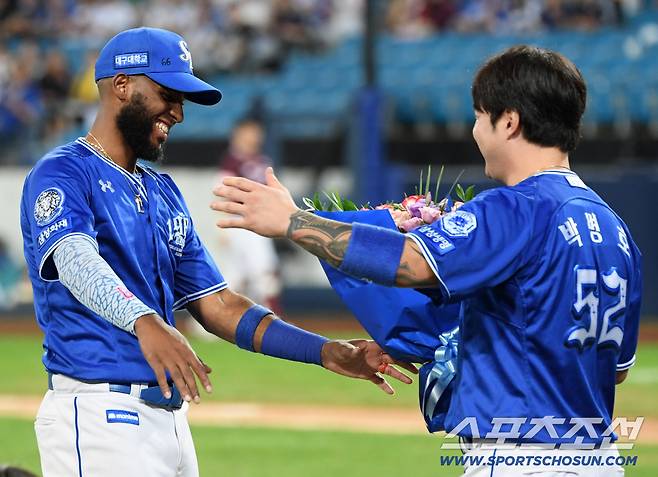 25일 대구 라이온즈파크에서 열린 삼성 라이온즈와 키움 히어로즈 경기. 5회말 1사 3루 삼성 디아즈가 적시타를 날리며 단일 시즌 최다 타점(147타점) 신기록을 달성했다. 수비 교대 때 박병호와 디아즈가 포옹을 나누고 있다. 대구=박재만 기자 pjm@sportschosun.com/2025.09.25/