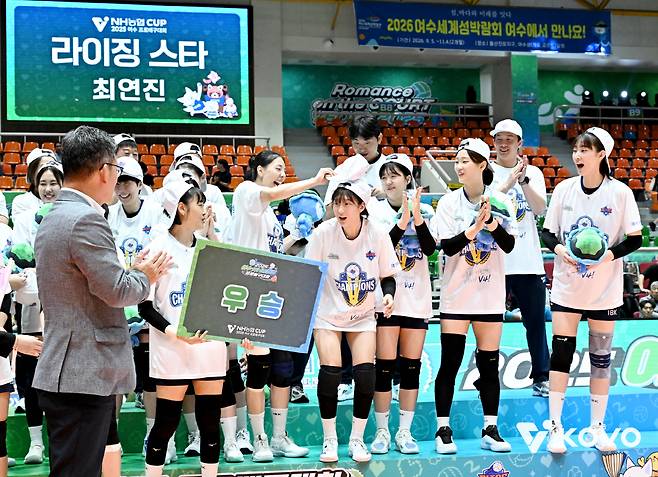 라이징스타상 수상을 축하받는 IBK기업은행 최연진. 사진제공=KOVO