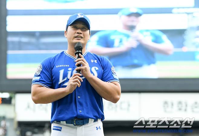 20일 잠실구장에서 열린 LG 트윈스와 삼성 라이온즈의 경기를 앞두고 오승환 은퇴 투어가 진행됐다. 오승환이 LG 팬들에게 고마운 마음을 전하고 있다. 잠실=박재만 기자 pjm@sportschosun.com/2025.09.20/