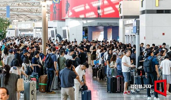 지난 7월25일 여행객들로 붐비는 인천국제공항 제1여객터미널 모습.