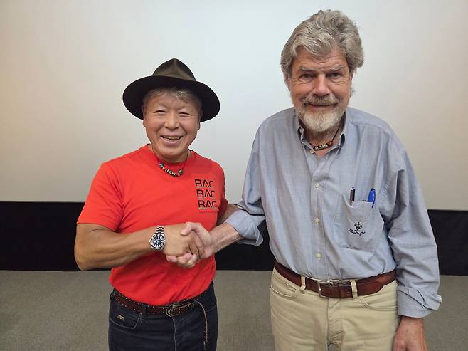 28일 울산울주세계산악영화제(UMFF)에서 만난 세계적인 산악인 라인홀트 메스너(오른쪽)와 엄홍길 집행위원장. 그들은 "야생을 통해 성장했고, 자연과 함께 영원할 것”이라고 했다./정병선 기자