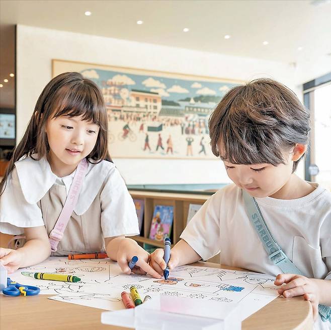 소비 침체 속에서도 키즈 관련 상품에는 지갑을 여는 소비자가 늘면서 유통 업계가 ‘어린이 고객 모시기’에 나섰다. 맨 위쪽은 서울 송파구 롯데백화점 잠실점에 문을 연 덴마크 프리미엄 키즈 브랜드 ‘콩제슬래드’의 국내 첫 매장. 가운데는 서울 성동구 성수동에 있는 무신사 29CM의 키즈 편집숍 ‘이구키즈 성수’에서 고객들이 옷을 고르는 모습. 아래쪽은 세종 나성동에 있는 스타벅스 세종예술의전당점으로, 내부를 키즈카페처럼 꾸몄다./롯데백화점·29CM·스타벅스코리아