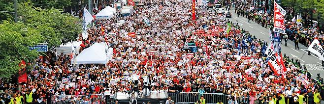 국민의힘은 28일 오후 서울시청 인근 세종대로에서 ‘사법 파괴·입법 독재 국민 규탄 대회’를 개최했다. 지난 21일 대구 집회에 이어 일주일 만에 다시 대규모 장외 집회를 연 것이다. 이날 집회에서 장동혁 당 대표와 송언석 원내대표는 “이재명 정부에서 사법부, 입법부, 외교, 안보가 무너지고 있다”고 주장하고 민주당의 조희대 대법원장 사퇴 압박 등을 비판했다./박성원 기자