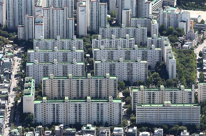 롯데월드 서울스카이 전망대서 바라본 아파트 단지 모습. /뉴스1