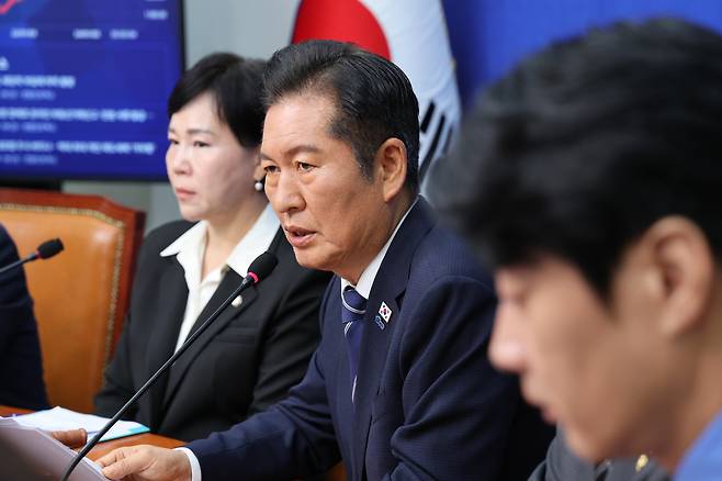 정청래 더불어민주당 대표(가운데)가 29일 서울 여의도 국회에서 열린 민주당 최고위원회의에서 발언하고 있다. /뉴스1