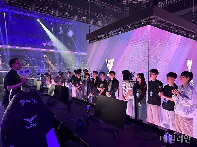 업비트 이벤트를 통해 선정된 4명의 회원과 'e스포츠 꿈나무'인 은평 메디텍 고등학교 e스포츠과 학생과 교사 10명이 백스테이지 투어에 참여하고 있다. ⓒ데일리안 황지현 기자