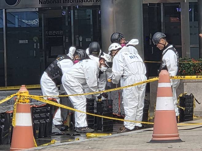 29일 오전 10시30분부터 대전 국가정보자원관리원 화재 3일차 합동감식이 시작된 가운데, 감식반이 화재 현장에서 반출한 리튬이온 배터리를 간이수조에서 건져 살피고 있다. 2025.9.29/뉴스1