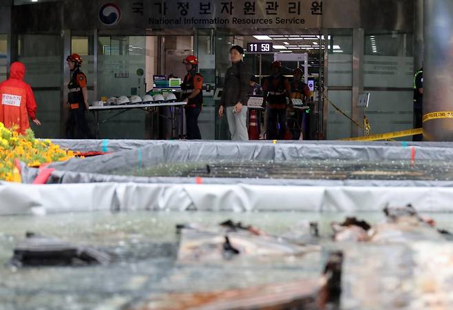 28일 화재가 완진된 대전 유성구 국가정보자원관리원에서 소방대원들이 바쁘게 움직이고 있다. 2025.09.28. 뉴시스