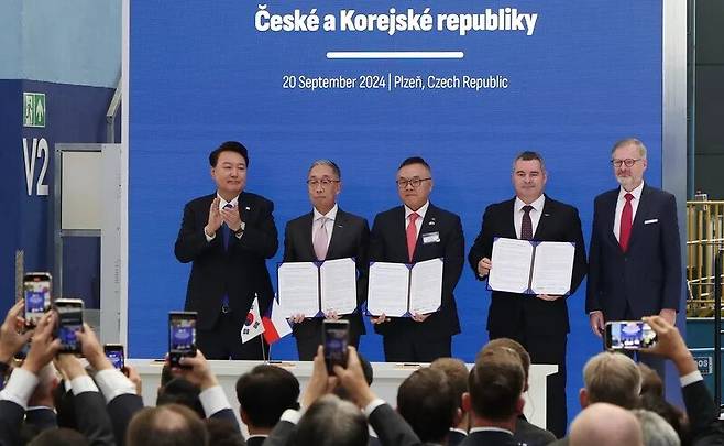 지난해 9월20일(현지시각) 윤석열 당시 대통령과 페트르 피알라 체코 총리(맨 오른쪽)가 체코 플젠 산업단지 내 두산스코다파워 공장에서 박지원 두산에너빌리티 회장(왼쪽 둘째부터), 황주호 한국수력원자력 사장, 다니엘 프로하스카 두산스코다파워 대표 간 체코 원전사업 터빈 공급 확정 양해각서 서명식에 임석해 박수를 치고 있다. 대통령실사진기자단